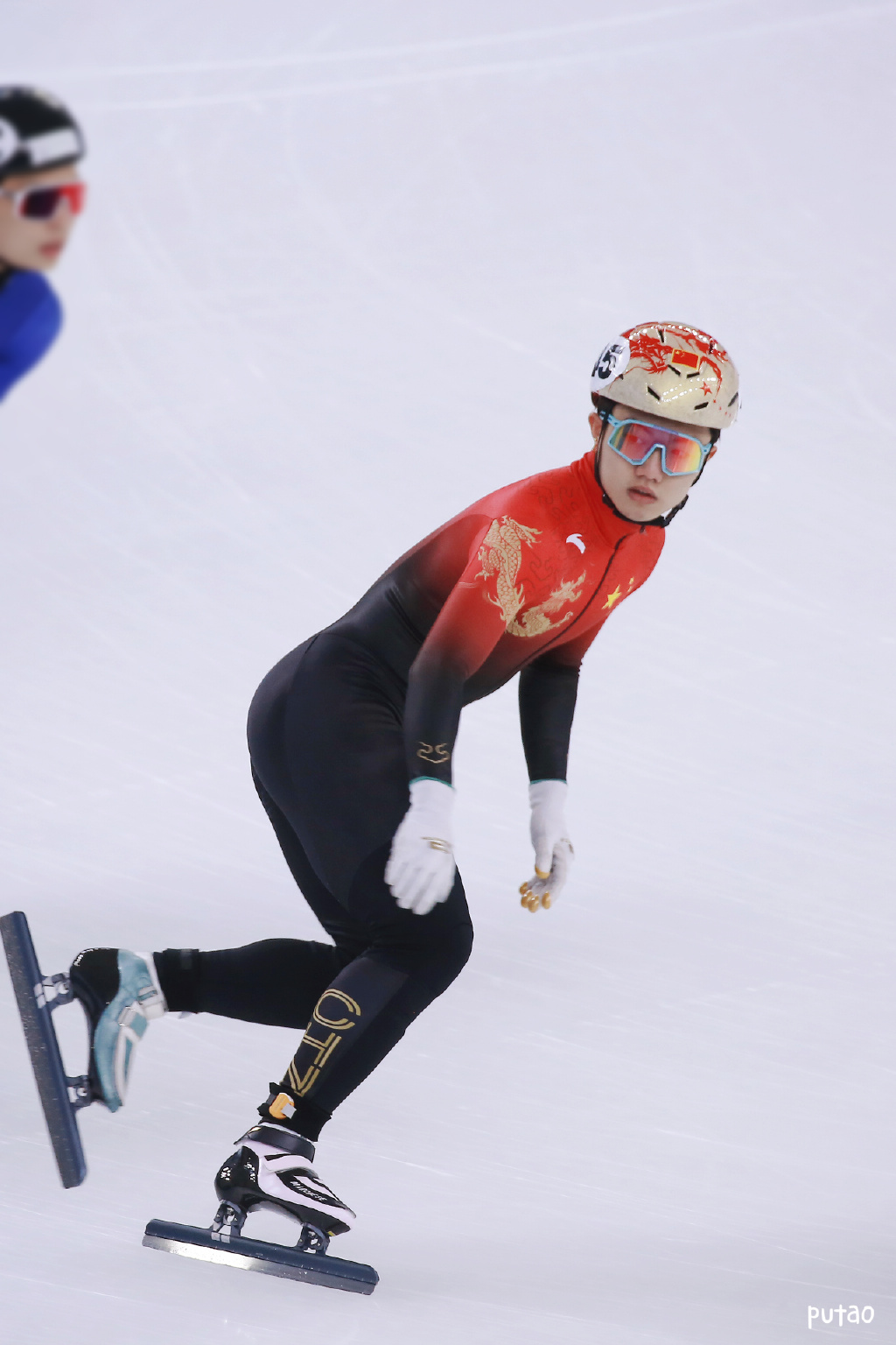 球员在比赛中展现出高超的个人技术英文